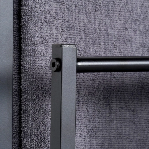 Solidna metalowa konstrukcja z matowym wykończeniem