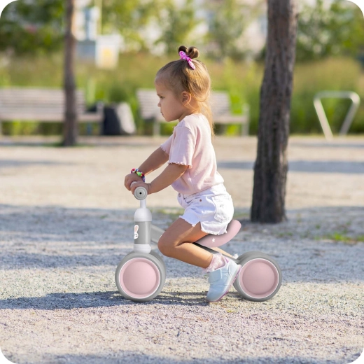 Stabilna trójkołowa konstrukcja na pierwsze kroki