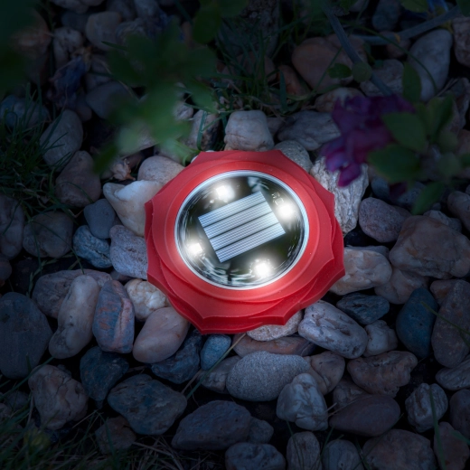 Czerwona solarna lampa LED wbijana do gruntu ze światłem o zimnej białej barwie
