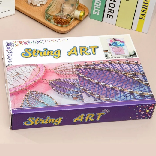 Kreatywny zestaw String Art z lampkami LED 21 × 30 cm – jeż w kwiatach