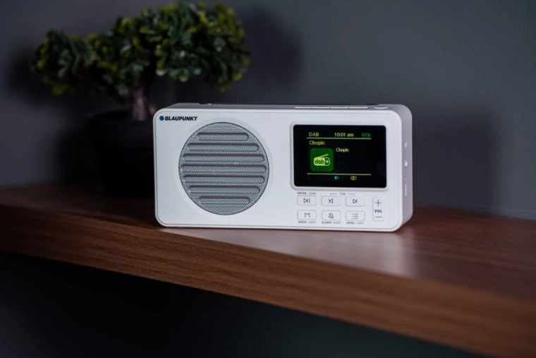 Przenośne radio z budzikiem