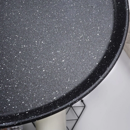 Nieprzywierająca granitowa powierzchnia dla łatwego przewracania