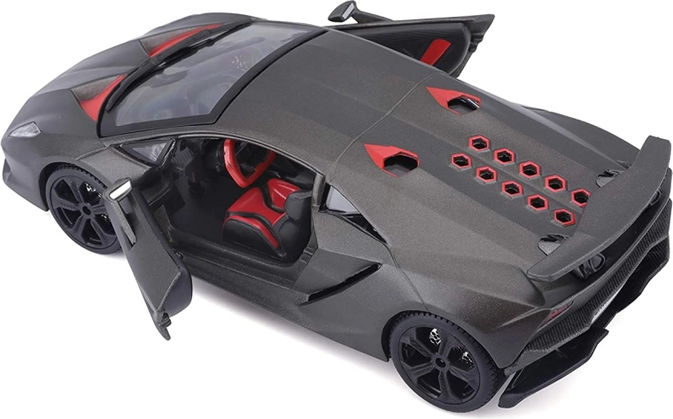 Otwierane nożycowe drzwi i detaliczne wnętrze