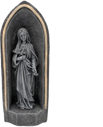 Godna figurka w kapliczce