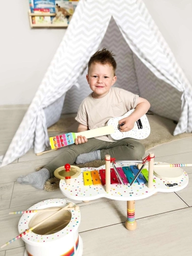 Drewniana gitara do dziecięcych rąk
