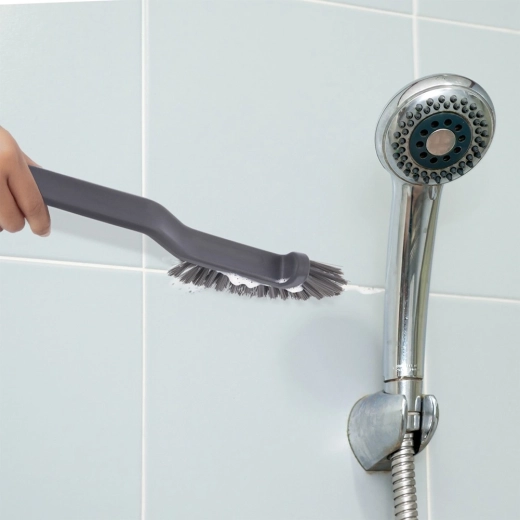 Precyzyjne czyszczenie fug i kątów