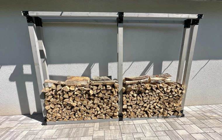 Stabilne i przewiewne przechowywanie drewna