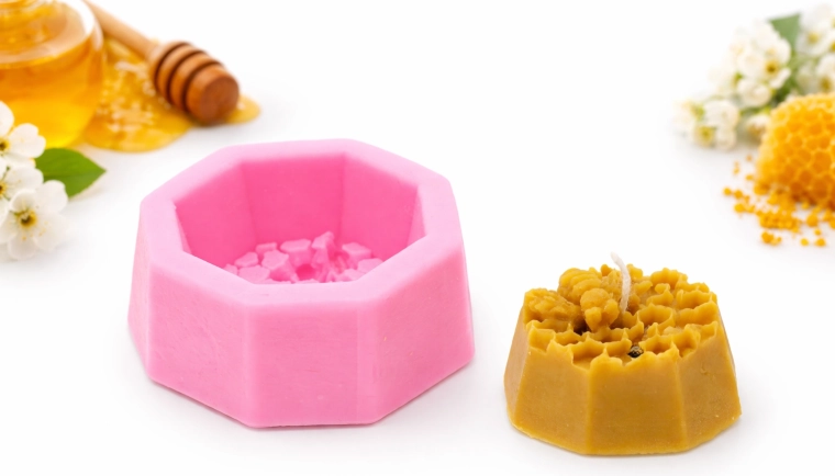 Precyzyjny relief plastra miodu i pszczoły