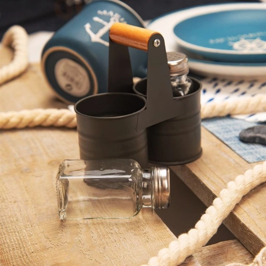 Praktyczny metalowy stojak z drewnianym uchwytem