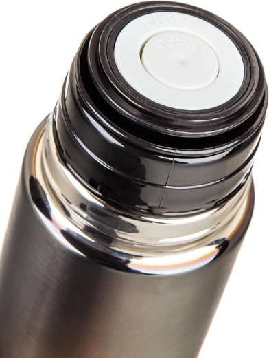 Zamknięcie przyciskowe dla wygodnego nalewania