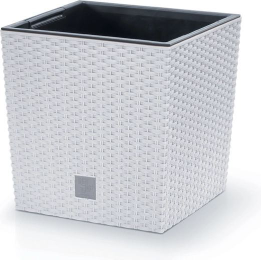 plastowa donica Rato Low z wkładem 26,2 × 26,2 cm – biała, wygląd rattanowy