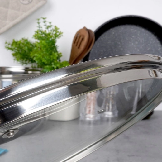 Stalowa obręcz i wysoki rant dla szczelnego przylegania