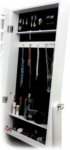 Przemyślany układ wnętrza na biżuterię i akcesoria