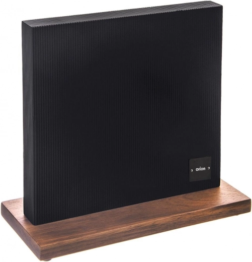 Eleganckie połączenie czarnej powierzchni i drewna akacjowego