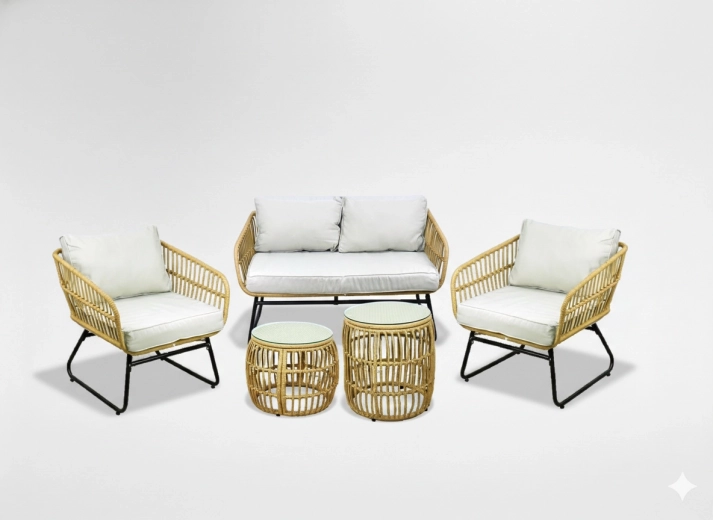 Ogrodowy zestaw rattanowy ze stolikami i szarymi poduszkami, 2 fotele i dwuosobowa sofa