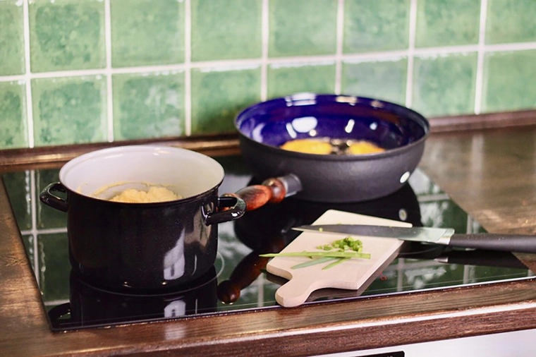 Kompatybilny z indukcją i wszystkimi kuchenkami