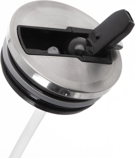 Pokrywka z odchylanym ustnikiem i słomką