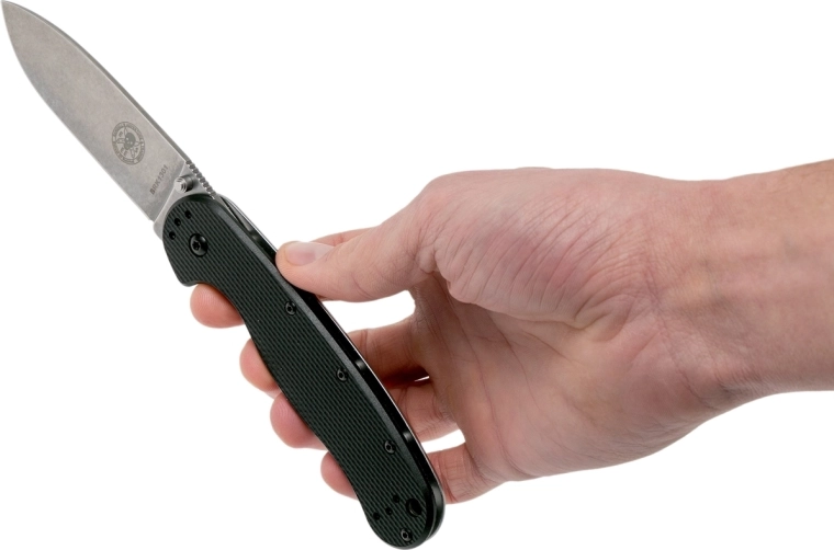 Ergonomiczna rękojeść i wyposażenie EDC