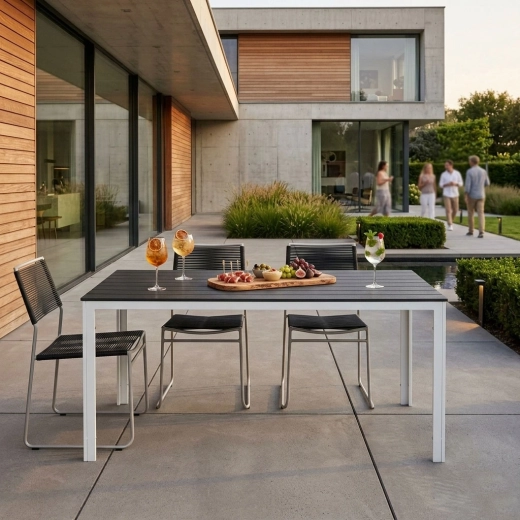 Duży blat dla komfortowego biesiadowania