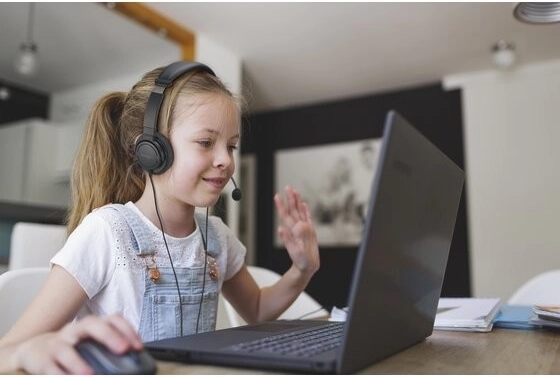 Czysta komunikacja: pasywna redukcja szumów i obrotowy mikrofon