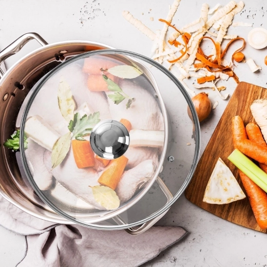 Czysty widok na gotowanie bez podnoszenia pokrywki