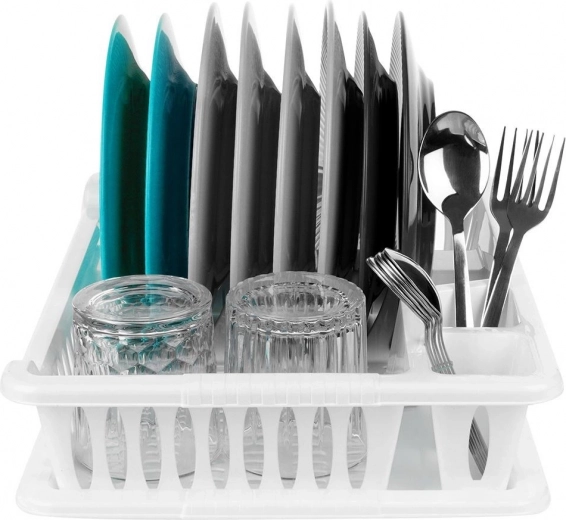 Przemyślany układ: 8 talerzy, sztućce i kubki