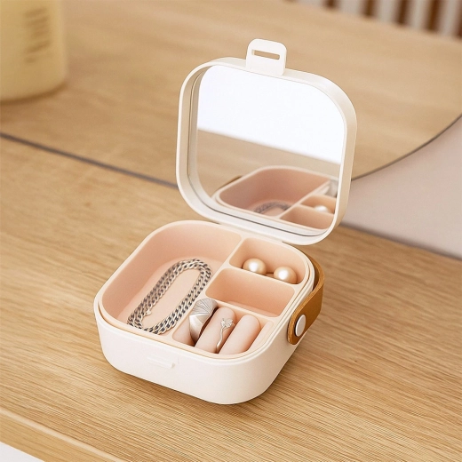 Wbudowane lusterko do szybkich poprawek gdziekolwiek