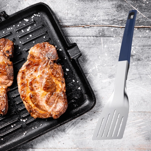 Szerokie, dziurkowane ostrze dla łatwego przewracania