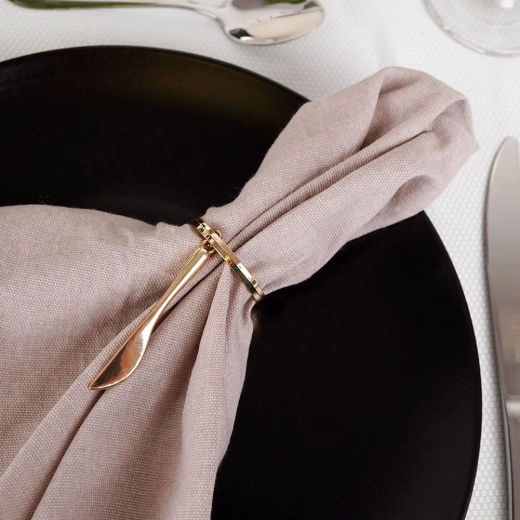 Elegancka dekoracja stołu w połyskującym złocie