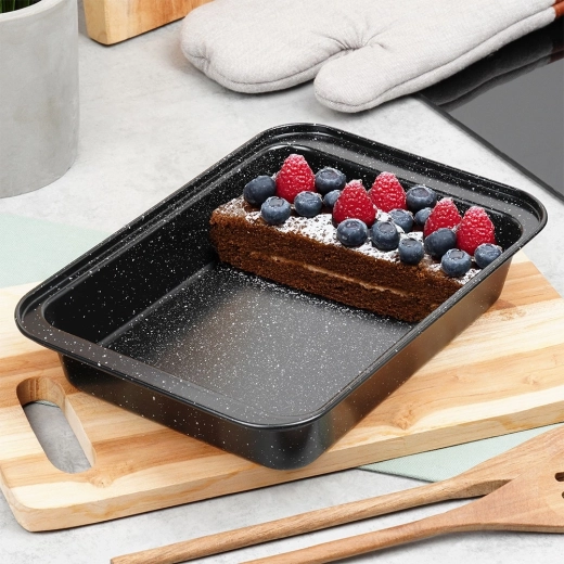 Równomierne pieczenie i wysokie brzegi