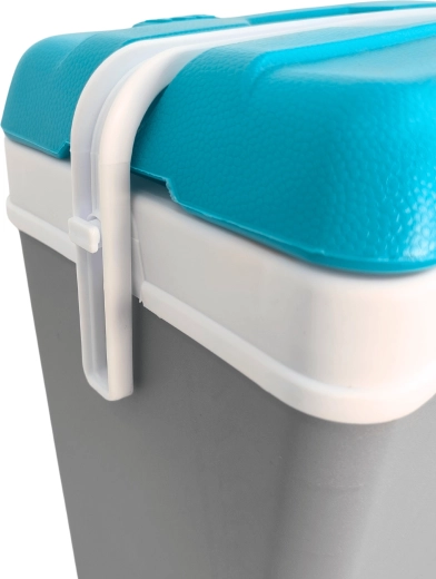 Rączka, która jednocześnie blokuje wieko