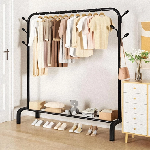 Dolna półka na buty i przestrzeń do przechowywania