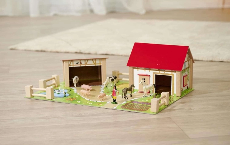 Kolorowa mata ze ścieżkami, jeziorkiem i ogródkiem