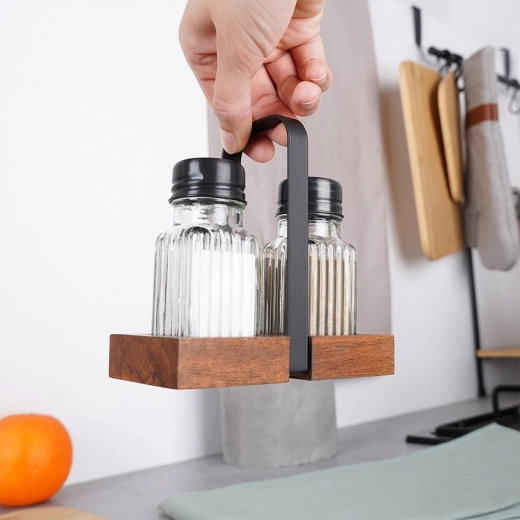 Praktyczny drewniany stojak z metalowym uchwytem