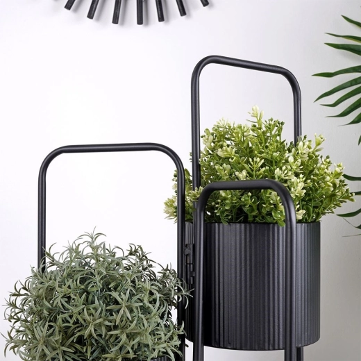 Solidny metal i ryflowane podstawki