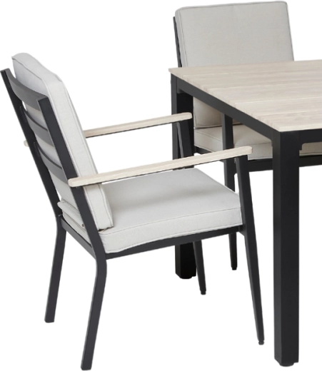 Wygoda dzięki grubym beżowym poduszkom