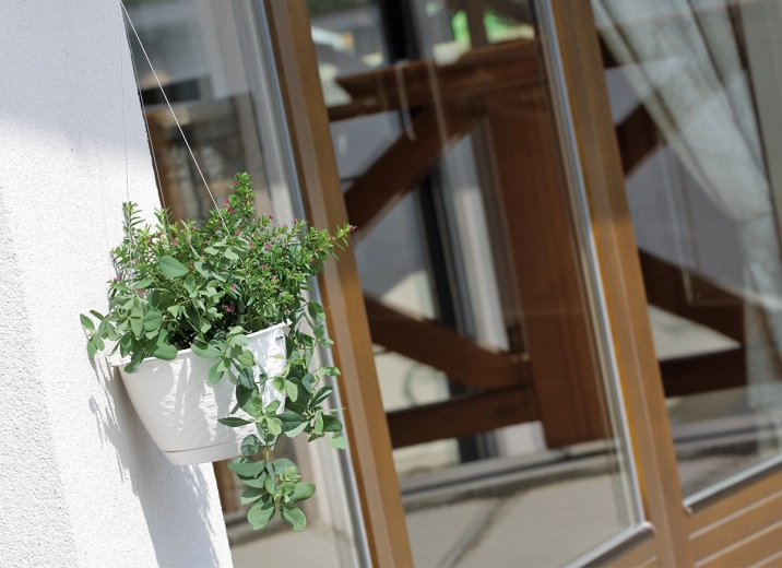 Oszczędność miejsca i czysty wygląd przy oknach i ścianach