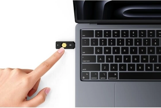 Potwierdzenie dotykiem przez USB‑C i NFC