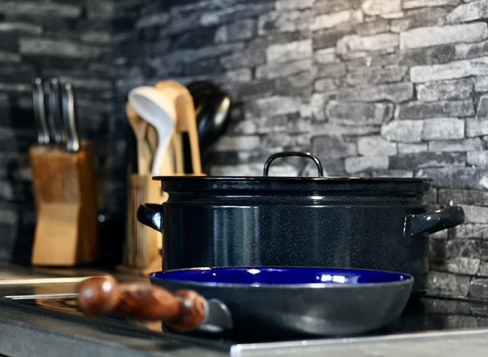 Kompatybilny z indukcją i wszystkimi typami kuchenek