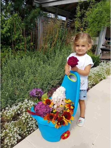 Zabawa i pomoc w ogrodzie