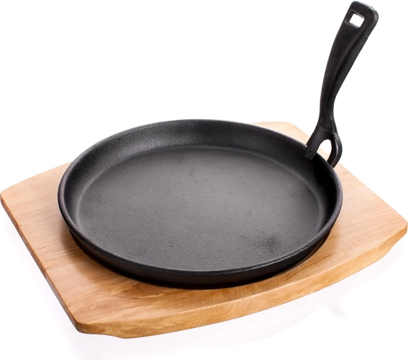 Żeliwna patelnia 22 cm z drewnianą deską GRADA