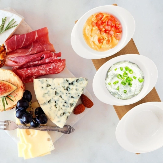 Porcelanowe miseczki i łyżeczki dla łatwego serwowania