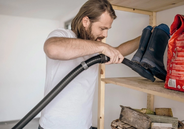 Sprytne przechowywanie akcesoriów i węża na głowicy urządzenia