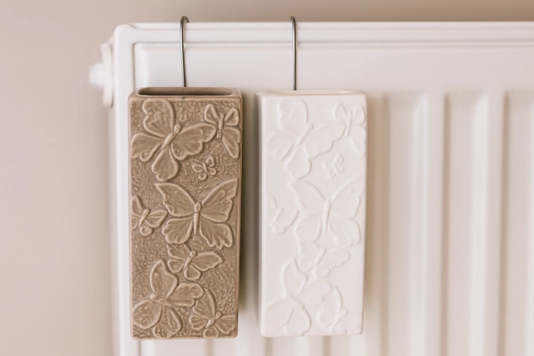 Elegancka ceramika z reliefem motyli