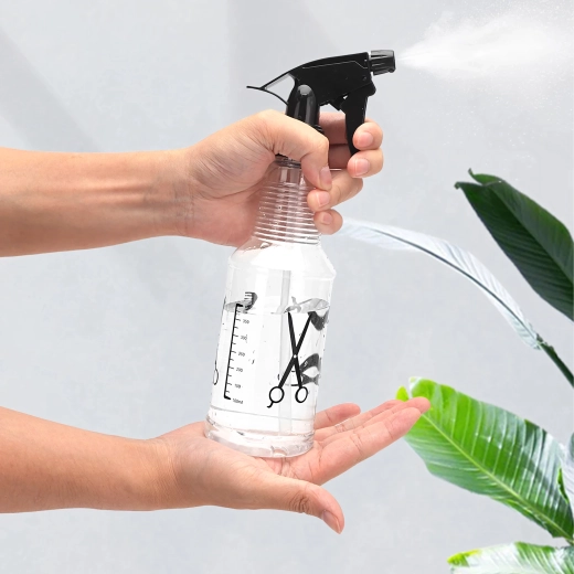 Przezroczysty pojemnik ze skalą do kontroli poziomu