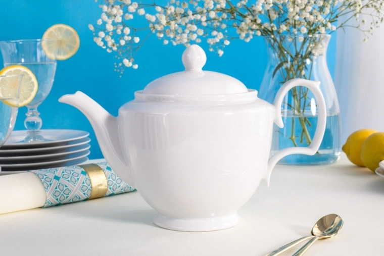 Śnieżnobiała porcelana z eleganckim połyskiem
