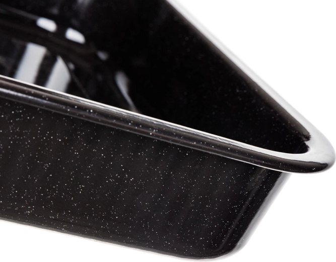 Równomierne pieczenie dzięki solidnemu korpusowi