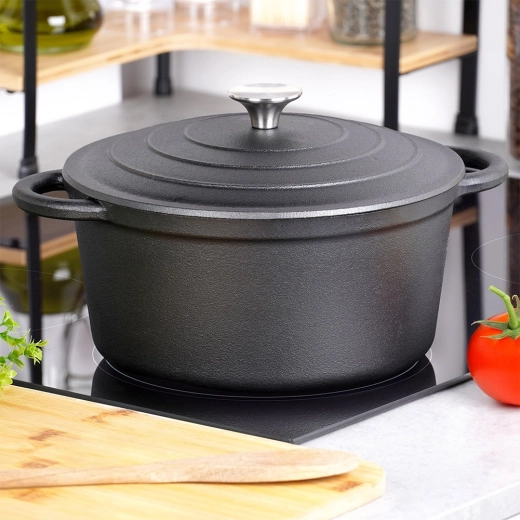 Bezpieczne uchwyty i idealnie dopasowana pokrywa