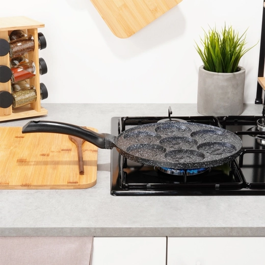 Równomierne nagrzewanie i wygodny uchwyt