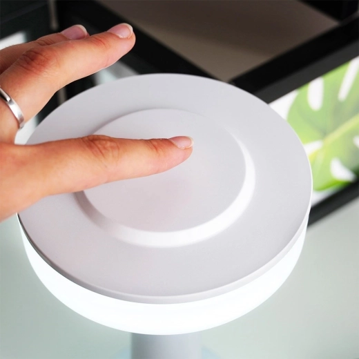 Dotykowe sterowanie i trzy poziomy jasności